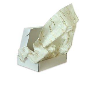 קופסא ממותגת עם נייר משי תואם