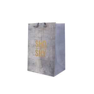 שקית קרטון לפאה עומדת למותג שושי טיקוצקי